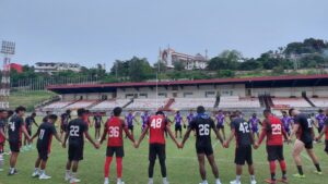 Skuad Persipura usai berlatih di Stadion Mandala
