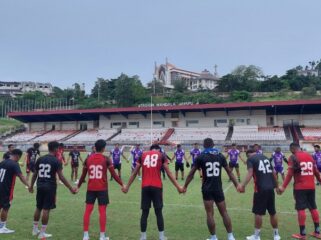 Skuad Persipura usai berlatih di Stadion Mandala