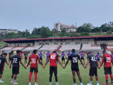 Skuad Persipura usai berlatih di Stadion Mandala