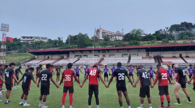 Skuad Persipura usai berlatih di Stadion Mandala