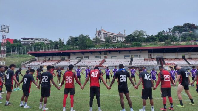 
					Skuad Persipura usai berlatih di Stadion Mandala