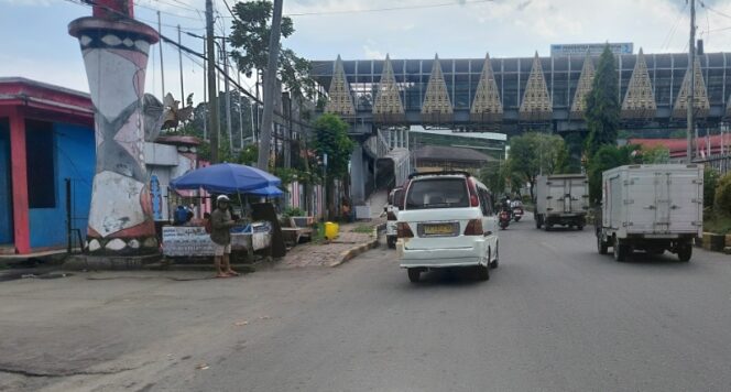 
					Tampak angkot trayek E sedang menunggu penumpang di depan GOR Cenderawasih / Euforia.id