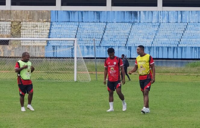 
					Osas Saha sudah bergabung dengan rekan-rekannya dalam sesi latihan Persipura di Stadion Mandala / Euforia.id