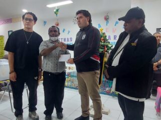 Penyerahan santunan oleh manajemen Persipura kepada keluarga fans yang meninggal saat laga Persipura vs PSS Sleman / Euforia.id