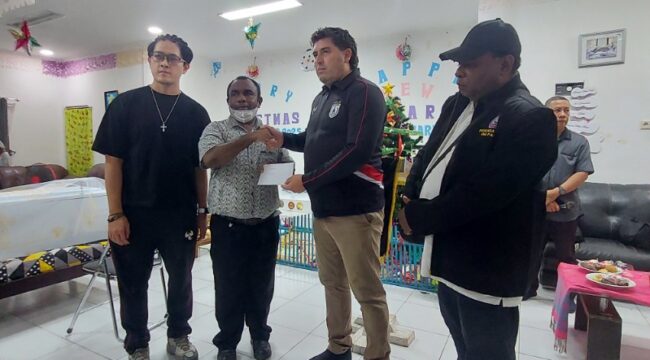 Penyerahan santunan oleh manajemen Persipura kepada keluarga fans yang meninggal saat laga Persipura vs PSS Sleman / Euforia.id