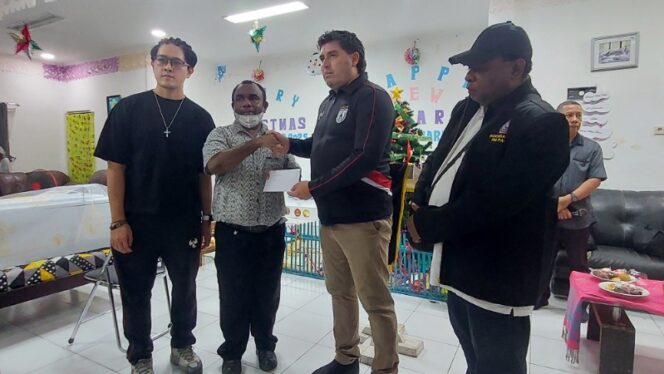 
					Penyerahan santunan oleh manajemen Persipura kepada keluarga fans yang meninggal saat laga Persipura vs PSS Sleman / Euforia.id