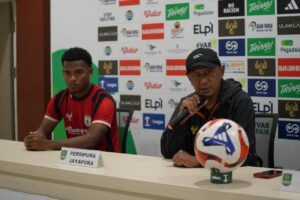 Pelatih Persipura, Rahmad Darmawan dan sayap Persipura, Ramai Rumakiek pada konferensi pers / Istimewa