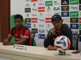 Pelatih Persipura, Rahmad Darmawan dan sayap Persipura, Ramai Rumakiek pada konferensi pers / Istimewa