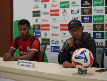 Pelatih Persipura, Rahmad Darmawan dan sayap Persipura, Ramai Rumakiek pada konferensi pers / Istimewa