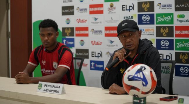 Pelatih Persipura, Rahmad Darmawan dan sayap Persipura, Ramai Rumakiek pada konferensi pers / Istimewa