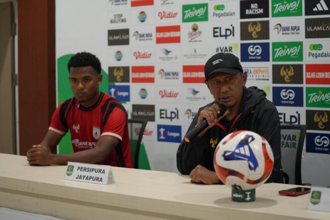 
					Pelatih Persipura, Rahmad Darmawan dan sayap Persipura, Ramai Rumakiek pada konferensi pers / Istimewa