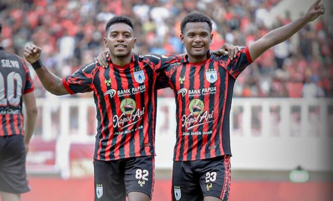 
					Jems Kelly Sroyer dan Ramai Rumakiek berselebrasi / Instagram Liga 2