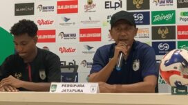 Rahmad Darmawan dan Markus Madjar pada konferensi pers usai laga Persipura vs Persela / Istimewa