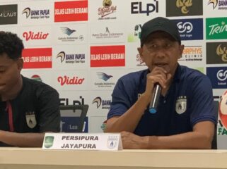 Rahmad Darmawan dan Markus Madjar pada konferensi pers usai laga Persipura vs Persela / Istimewa