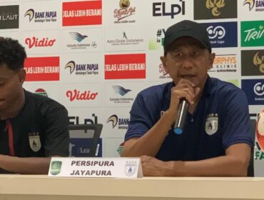 Rahmad Darmawan dan Markus Madjar pada konferensi pers usai laga Persipura vs Persela / Istimewa