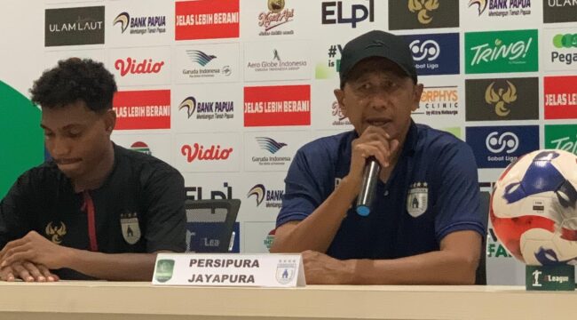 Rahmad Darmawan dan Markus Madjar pada konferensi pers usai laga Persipura vs Persela / Istimewa