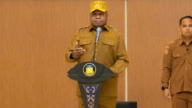 Gubernur Papua, Matius D. Fakhiri dalam apel perdana Pemprov Papua / Istimewa
