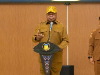 Gubernur Papua, Matius D. Fakhiri dalam apel perdana Pemprov Papua / Istimewa