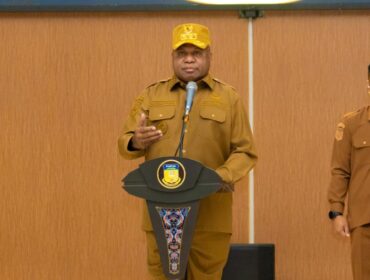 Gubernur Papua, Matius D. Fakhiri dalam apel perdana Pemprov Papua / Istimewa