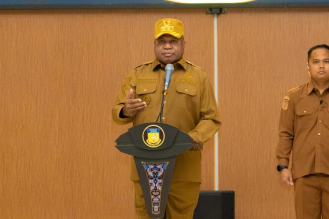 
					Gubernur Papua, Matius D. Fakhiri dalam apel perdana Pemprov Papua / Istimewa