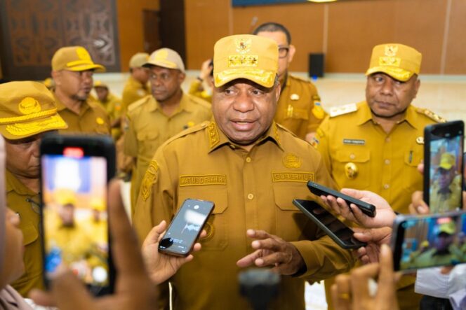 
					Gubernur Papua, Matius D. Fakhiri usai apel perdana Pemprov Papua / Istimewa