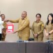 Wagub Papua, Aryoko Rumaropen serahkan Raperdasi ke DPR Papua / Istimewa