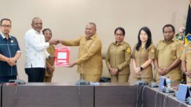 Wagub Papua, Aryoko Rumaropen serahkan Raperdasi ke DPR Papua / Istimewa
