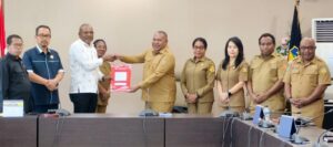 Wagub Papua, Aryoko Rumaropen serahkan Raperdasi ke DPR Papua / Istimewa
