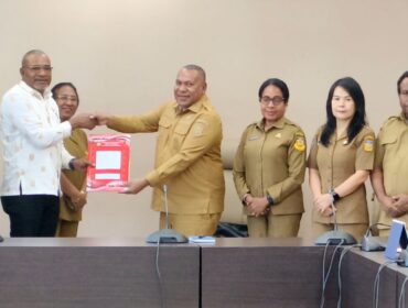 Wagub Papua, Aryoko Rumaropen serahkan Raperdasi ke DPR Papua / Istimewa