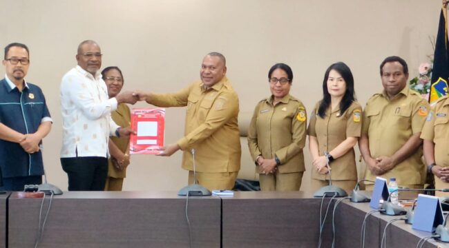 Wagub Papua, Aryoko Rumaropen serahkan Raperdasi ke DPR Papua / Istimewa