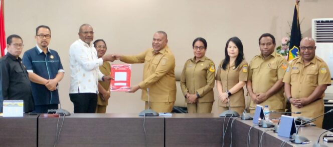 
					Wagub Papua, Aryoko Rumaropen serahkan Raperdasi ke DPR Papua / Istimewa
