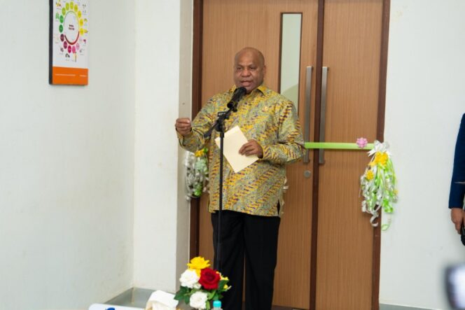 
					Gubernur Papua, Matius D. Fakhiri saat peresmian Hearing Center RSUD Jayapura / Istimewa