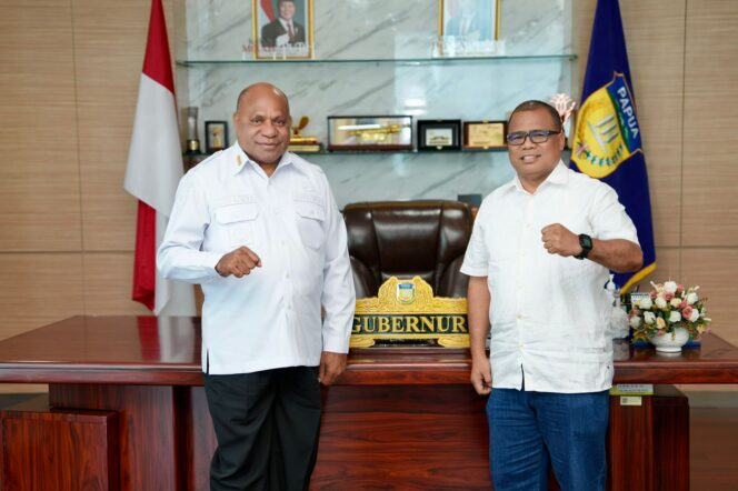 
					Gubernur Papua, Matius D. Fakhiri bersama Juru Bicara, M. Rifai Darus / Istimewa