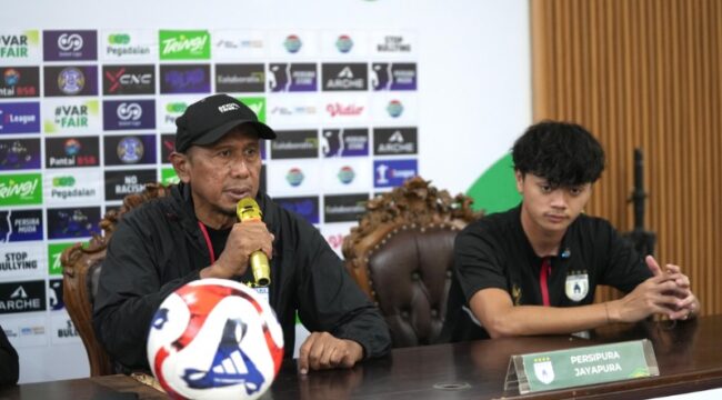 Pelatih Persipura, Rahmad Darmawan dan pemain Reno Salampessy / Istimewa