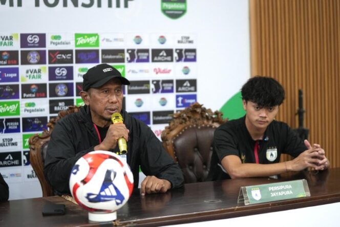 
					Pelatih Persipura, Rahmad Darmawan dan pemain Reno Salampessy / Istimewa