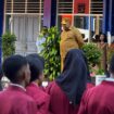 Wakil Gubernur Papua, Aryoko Rumaropen saat memimpin upacara bendera di SMK 1 Jayapura / Istimewa