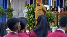 Wakil Gubernur Papua, Aryoko Rumaropen saat memimpin upacara bendera di SMK 1 Jayapura / Istimewa