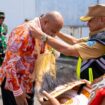 Gubernur Papua, Matius D. Fakhiri dikalungkan noken oleh Bupati Biak, Markus Mansnembra / Istimewa