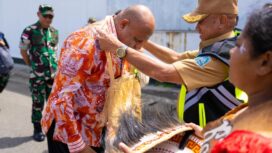 Gubernur Papua, Matius D. Fakhiri dikalungkan noken oleh Bupati Biak, Markus Mansnembra / Istimewa
