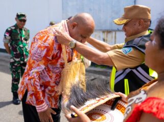 Gubernur Papua, Matius D. Fakhiri dikalungkan noken oleh Bupati Biak, Markus Mansnembra / Istimewa