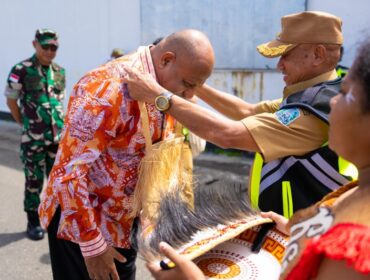 Gubernur Papua, Matius D. Fakhiri dikalungkan noken oleh Bupati Biak, Markus Mansnembra / Istimewa