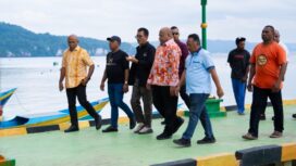 Gubernur Papua, Matius D. Fakhiri saat meninjau kawasan Kampung Nelayan Samber-Binyeri Biak Numfor / Istimewa