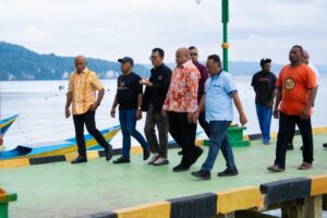 Gubernur Papua, Matius D. Fakhiri saat meninjau kawasan Kampung Nelayan Samber-Binyeri Biak Numfor / Istimewa