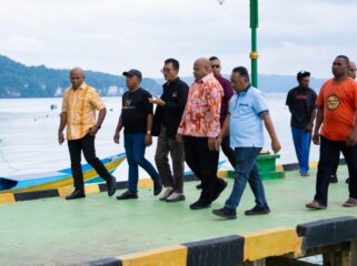 Gubernur Papua, Matius D. Fakhiri saat meninjau kawasan Kampung Nelayan Samber-Binyeri Biak Numfor / Istimewa