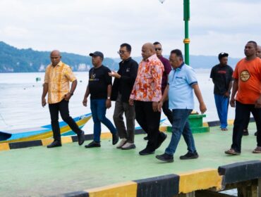 Gubernur Papua, Matius D. Fakhiri saat meninjau kawasan Kampung Nelayan Samber-Binyeri Biak Numfor / Istimewa