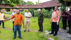 Gubernur Papua, Matius D. Fakhiri saat meninjau langsung Hotel Mapia di Biak / Istimewa