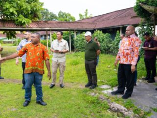 Gubernur Papua, Matius D. Fakhiri saat meninjau langsung Hotel Mapia di Biak / Istimewa