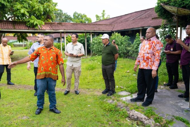 
					Gubernur Papua, Matius D. Fakhiri saat meninjau langsung Hotel Mapia di Biak / Istimewa