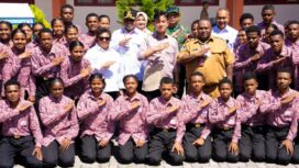 Gubernur Papua, Matius D. Fakhiri mendampingi Wapres Gibran kunjungan kerja di Biak Numfor / Istimewa