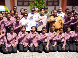 Gubernur Papua, Matius D. Fakhiri mendampingi Wapres Gibran kunjungan kerja di Biak Numfor / Istimewa